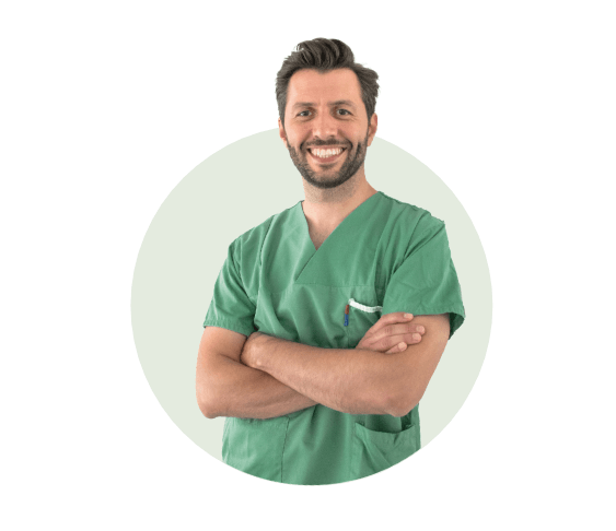 Dr. Christoph Bauer, Facharzt mit Spezialisierung auf Handchirurgie, untersucht vorsichtig die Hand eines Patienten.