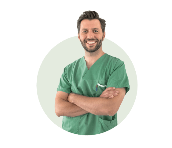 Dr. Christoph Bauer, Facharzt mit Spezialisierung auf Handchirurgie, untersucht vorsichtig die Hand eines Patienten.