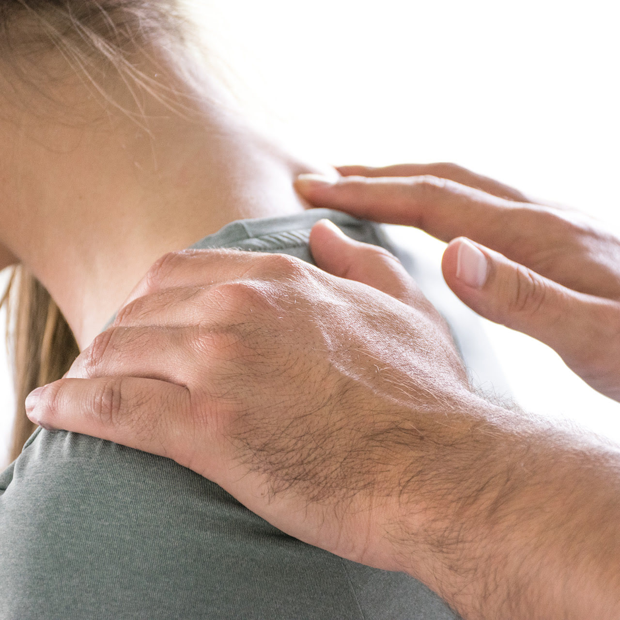 Bei einer orthop&auml;dischen Untersuchung tastet Dr. Bauer den Halswirbel einer Patientin ab.